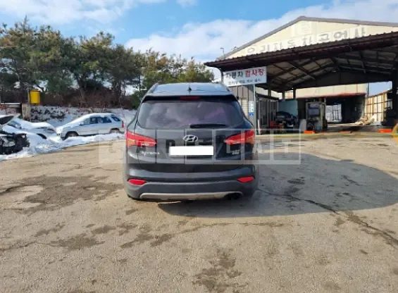 Photo 2 of 8: 2015 Hyundai Santa Fe, VIN KMHSW81UDFU428761 — Korean insurance auction