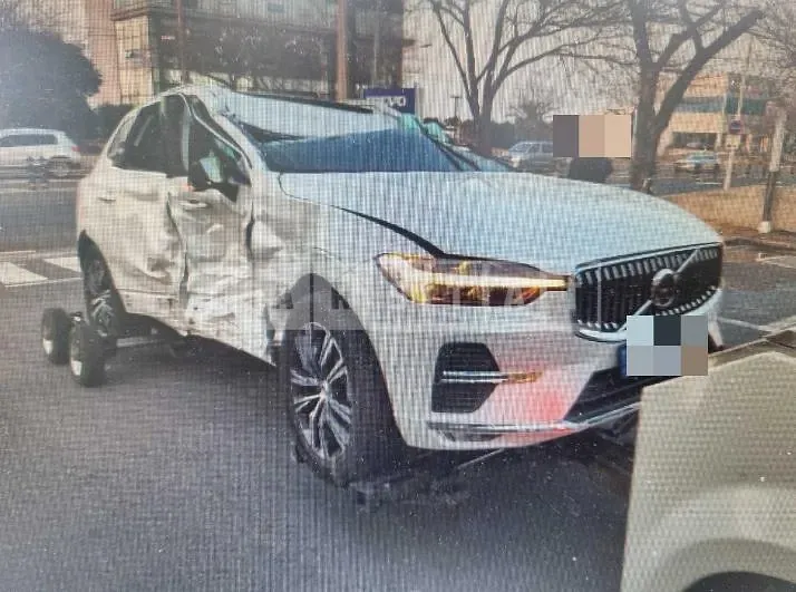 Photo 2 of 6: 2022 Volvo XC60B5 AWD, VIN YV1UZL12CN1035657 — Korean insurance auction