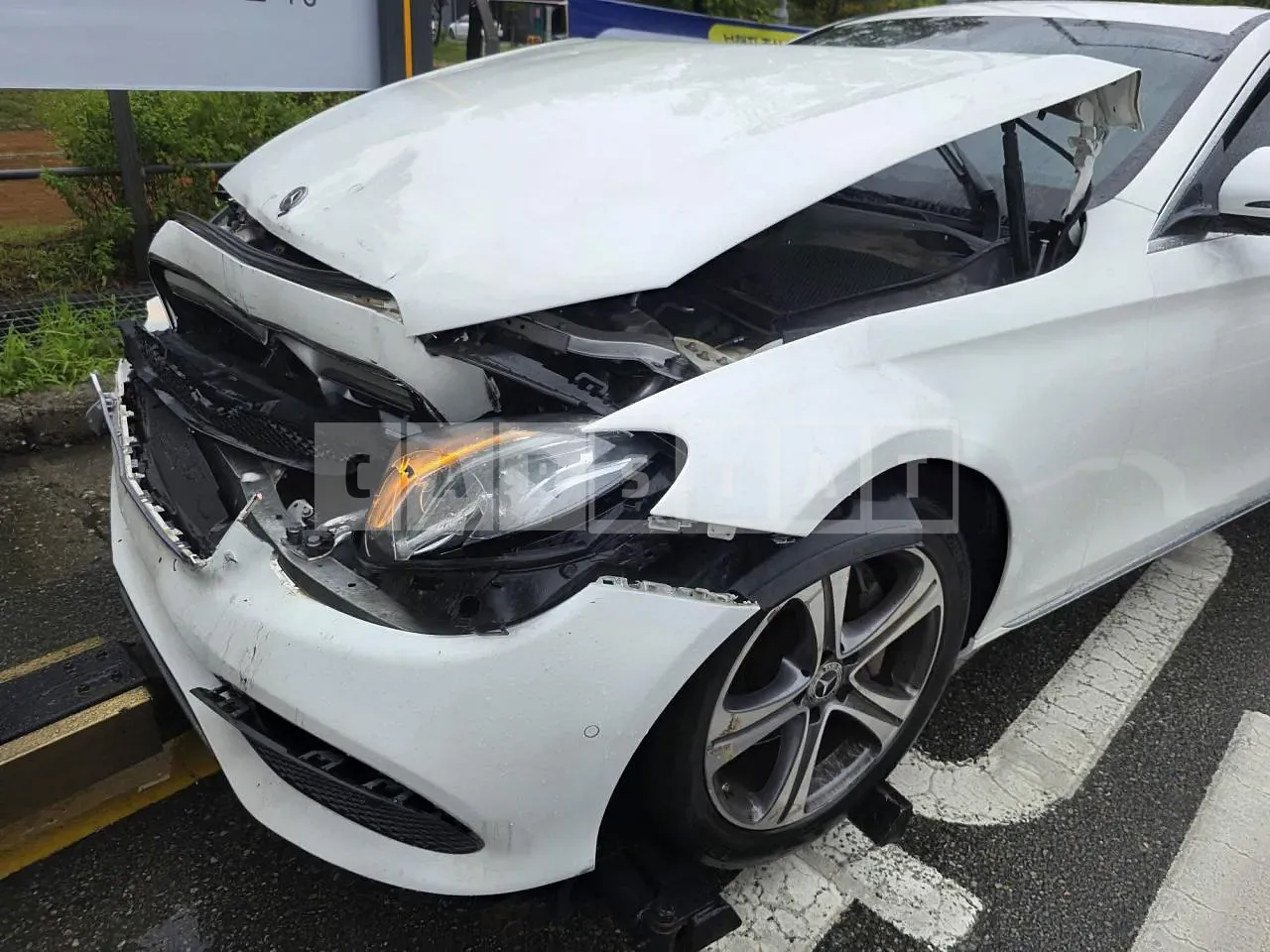 Photo 2 of 9: 2019 Mercedes-Benz E300, VIN WDDZF4JB1KA670558 — Korean insurance auction