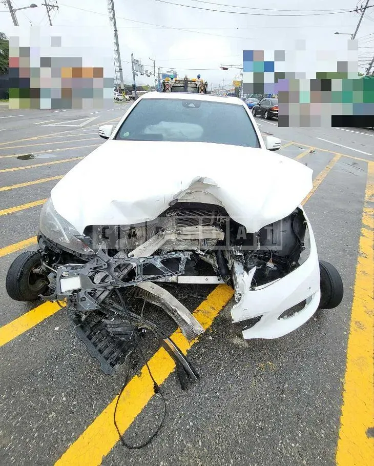 Photo 2 of 3: 2015 Mercedes-Benz E220 CDI, VIN WDDHF0CB5GB212430 — Korean insurance auction