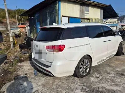 Photo 1 of 12: 2018 Kia Carnival Limousine, VIN KNAMB81ABJS433417 — Korean insurance auction