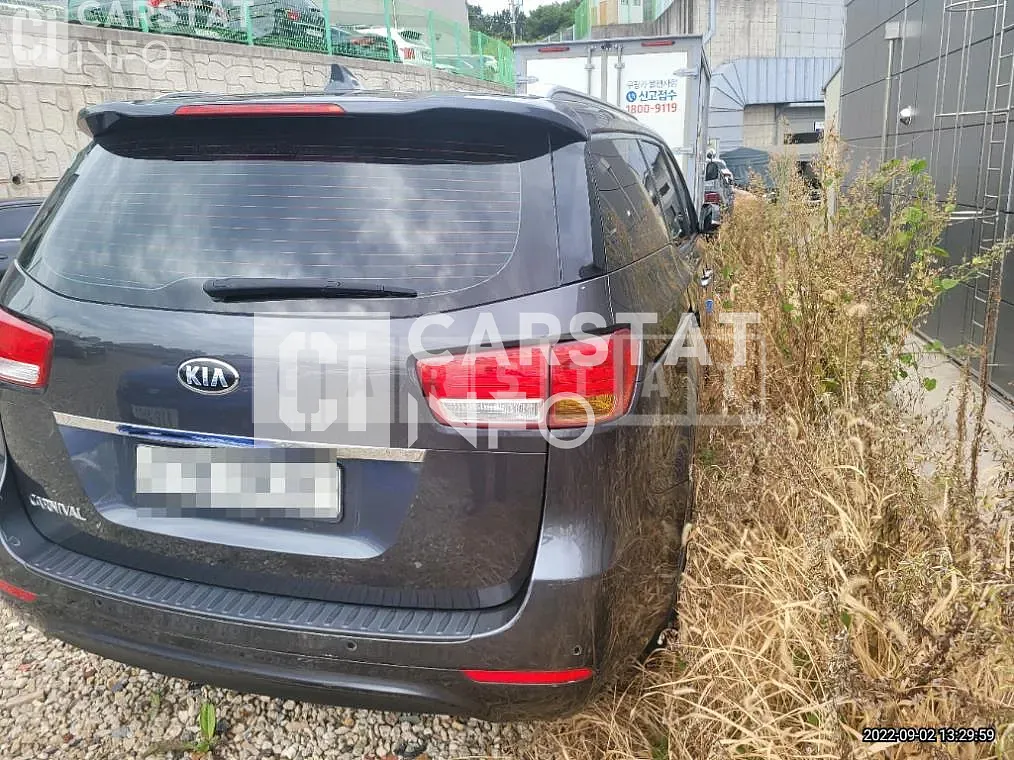 Photo 2 of 12: 2017 Kia Carnival 11 -Seater — Korean insurance auction