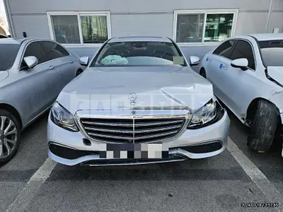 Photo 1 of 18: 2018 Mercedes-Benz E300 4Matic, VIN WDDZF4KB9KA528991 — Korean insurance auction
