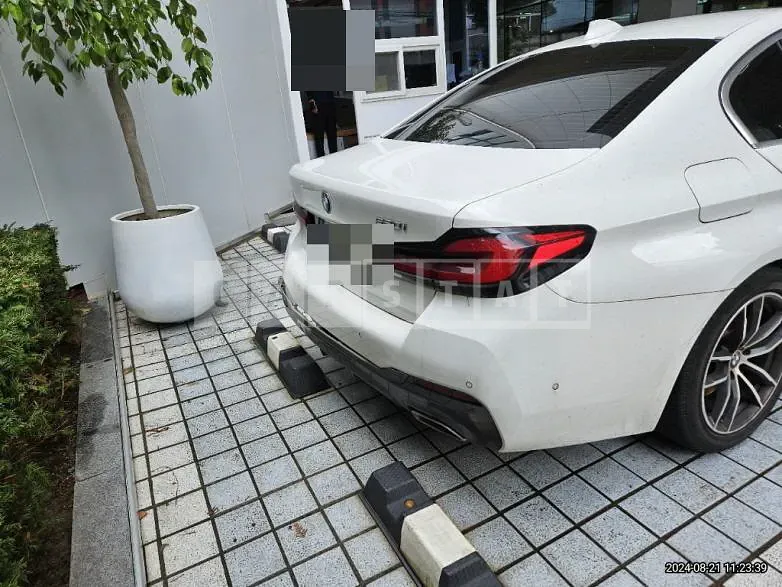 Photo 2 of 36: 2021 BMW 520i — Korean insurance auction