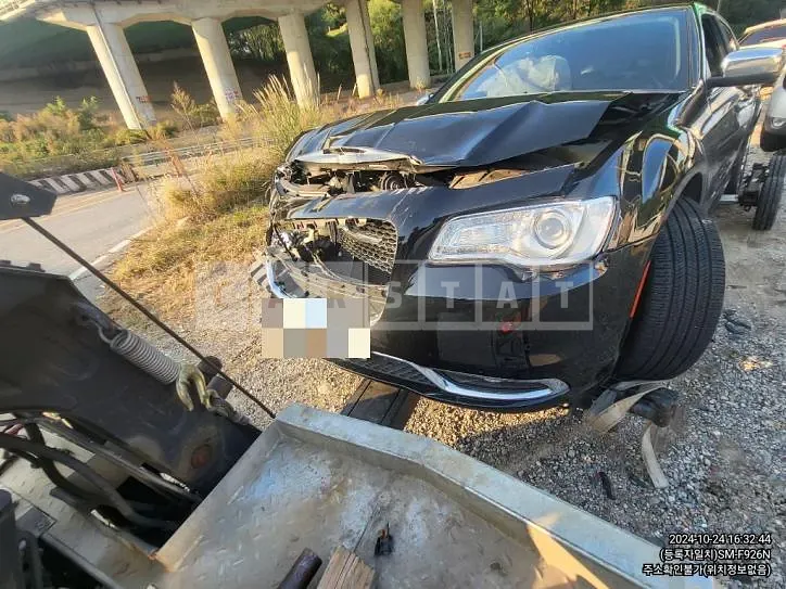 Photo 2 of 8: 2016 Mercedes-Benz Chrysler 300C — Korean insurance auction
