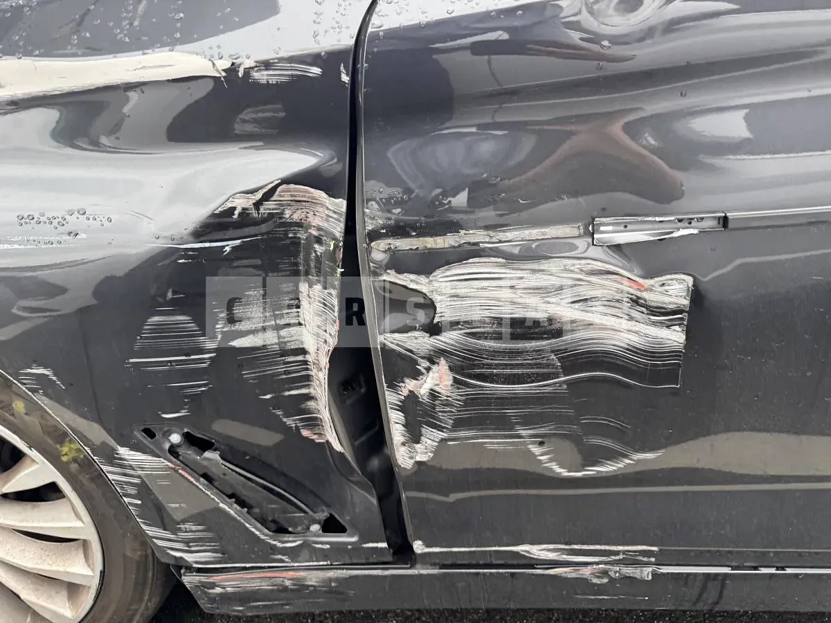 Photo 2 of 8: 2021 BMW 520i — Korean insurance auction