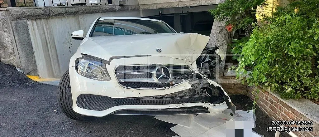 Photo 2 of 11: 2018 Mercedes-Benz E300 4Matic, VIN WDDZF4KB0JA410956 — Korean insurance auction