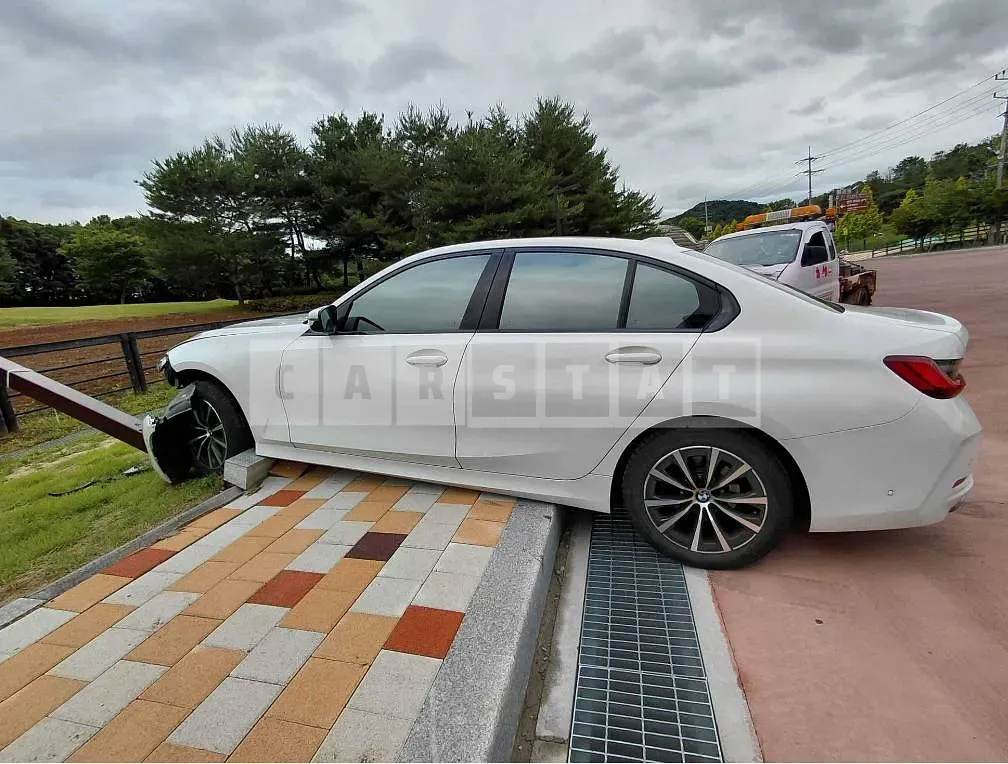 Photo 2 of 7: 2022 BMW 320i — Korean insurance auction