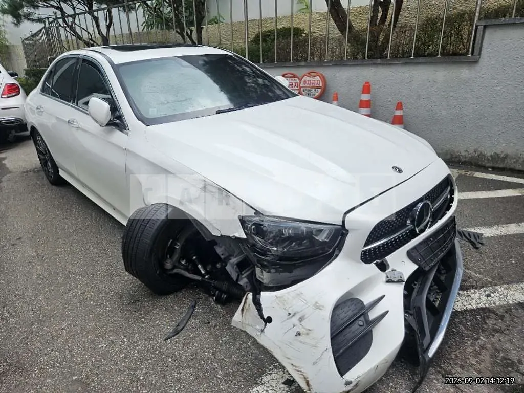 Photo 2 of 16: 2021 Mercedes-Benz E220 d 4Matic — Korean insurance auction