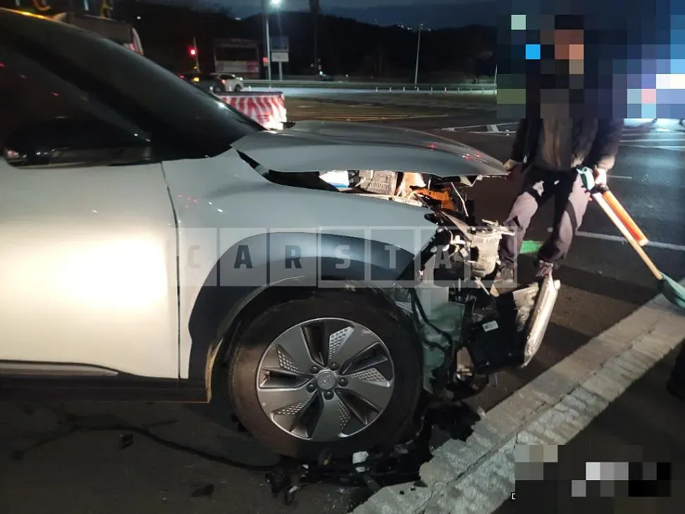 Photo 2 of 7: 2019 Hyundai Kona Electric, VIN KMHK381GFKU053926 — Korean insurance auction