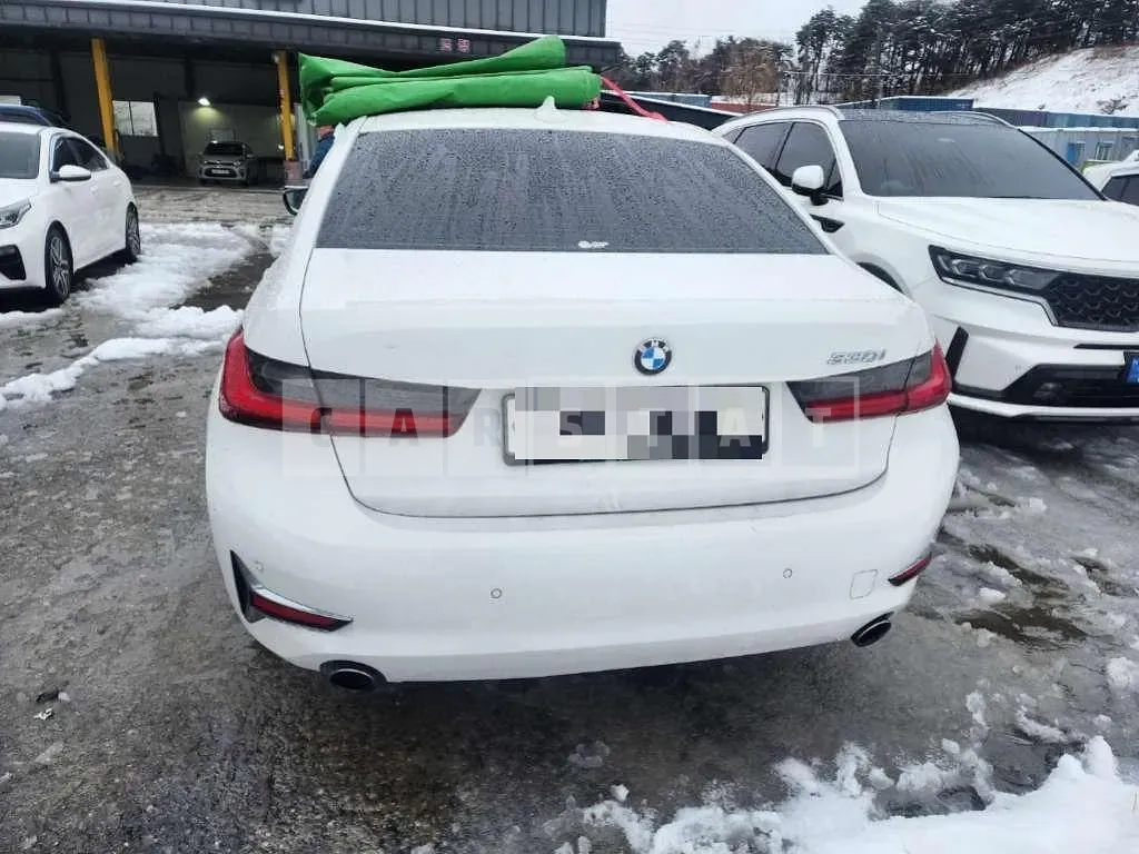 Photo 2 of 17: 2019 BMW 330i Luxury — Korean insurance auction