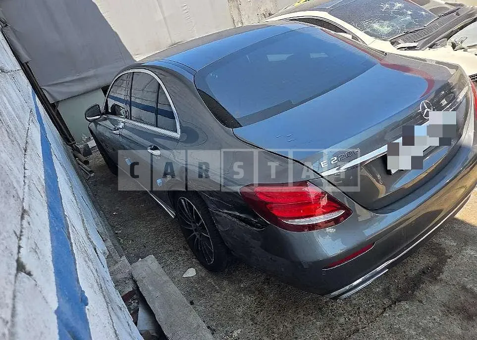 Photo 2 of 29: 2018 Mercedes-Benz E220 d — Korean insurance auction