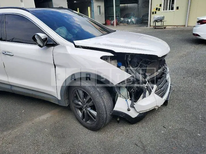 Photo 2 of 9: 2015 Hyundai Santa Fe, VIN KMHSW81UBFU327602 — Korean insurance auction