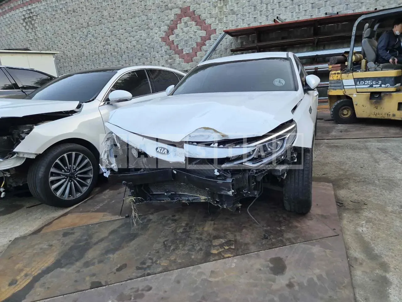 Photo 2 of 16: 2019 Kia K5, VIN KNAGT416BLA392575 — Korean insurance auction