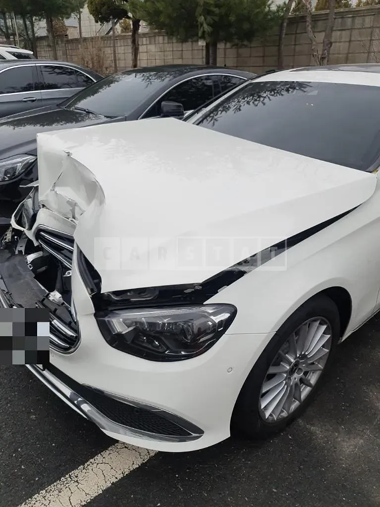 Photo 2 of 14: 2022 Mercedes-Benz E250, VIN W1KZF4FB5NB078586 — Korean insurance auction