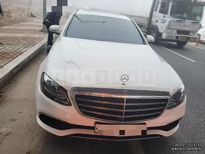 Photo 1 of 18: 2018 Mercedes-Benz E300 4Matic Excluseive (1,9, VIN WDDZF4KB4JA359171 — Korean insurance auction