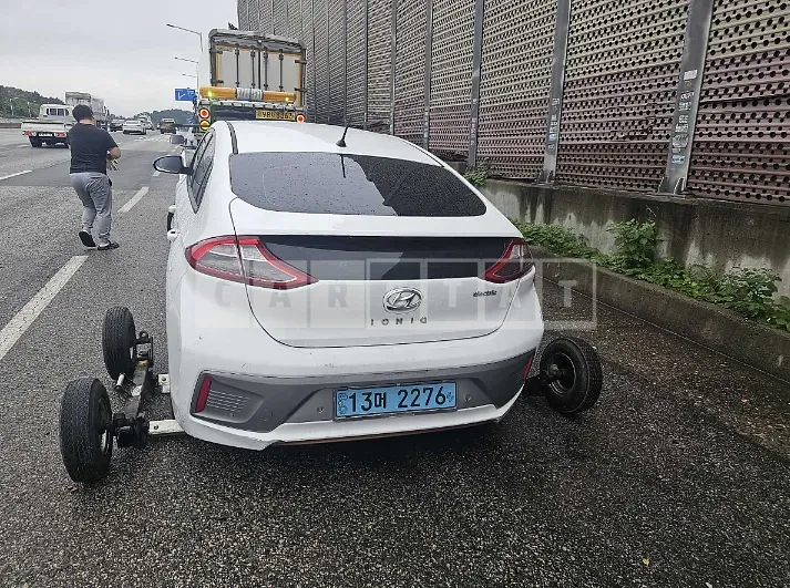 Photo 2 of 10: 2018 Hyundai Modern Ionic Electric, VIN KMHC851HFJU027877 — Korean insurance auction