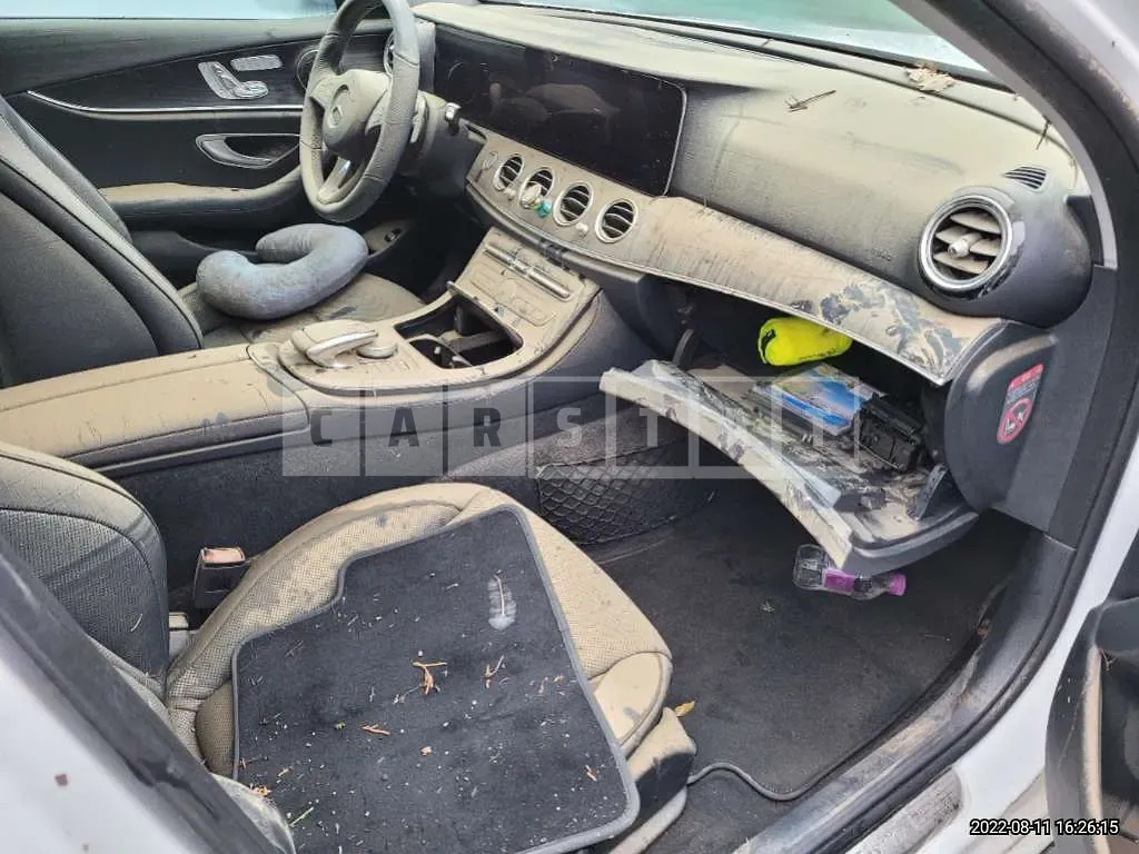 Photo 2 of 13: 2017 Mercedes-Benz E 300, VIN WDDZF4JB3HA068138 — Korean insurance auction