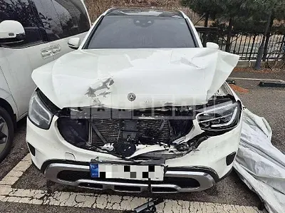 Photo 1 of 12: 2020 Mercedes-Benz GLC300 e 4Matic — Korean insurance auction