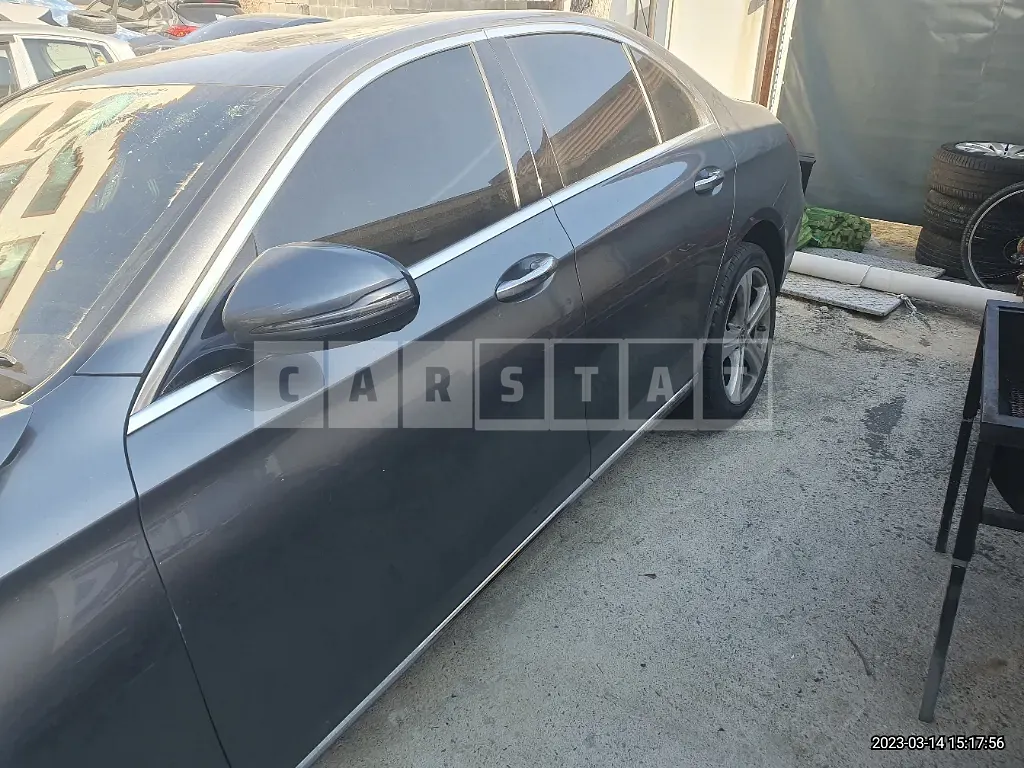 Photo 2 of 21: 2018 Mercedes-Benz E 200, VIN WDDZF4CB8JA408919 — Korean insurance auction