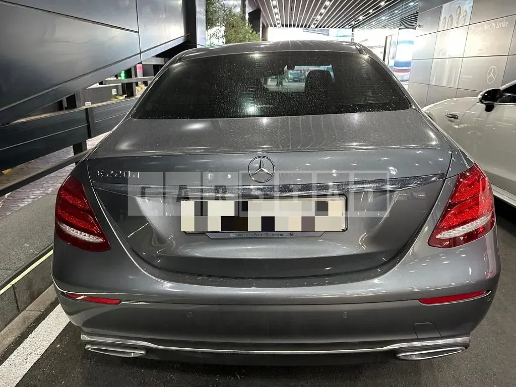 Photo 2 of 26: 2018 Mercedes-Benz E220 d, VIN WDDZF0EB3KA568214 — Korean insurance auction