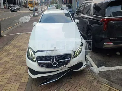 Photo 1 of 18: 2017 Mercedes-Benz E200, VIN WDDZF4CB7HA283843 — Korean insurance auction