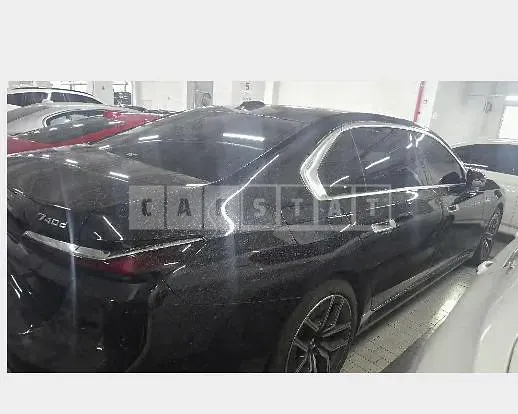 Photo 2 of 12: 2025 BMW 740d xDrive — Korean insurance auction