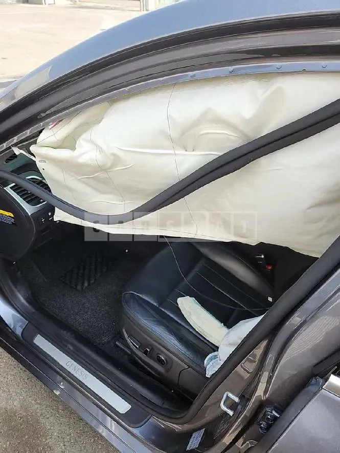 Photo 2 of 9: 2016 Genesis 3.3 — Korean insurance auction