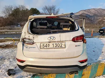 Photo 1 of 8: 2017 Hyundai Santa Fe, VIN KMHSW81UBHU760625 — Korean insurance auction