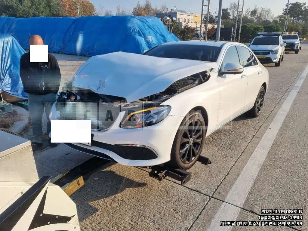 Photo 2 of 5: 2018 Mercedes-Benz E 300 4Matic — Korean insurance auction