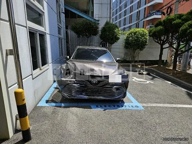 Photo 2 of 68: 2019 Toyota Camry Hybrid — Korean insurance auction