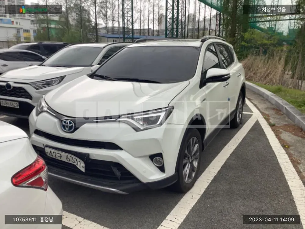 Photo 2 of 12: 2018 Toyota RAV4, VIN JTMDJREV9JD233733 — Korean insurance auction