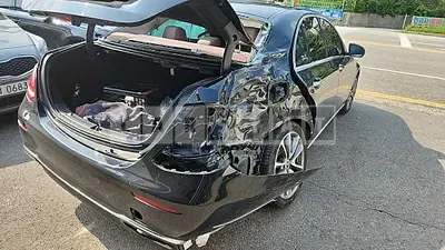 Photo 1 of 38: 2018 Mercedes-Benz E300 4Matic, VIN WDDZF4KB2JA411414 — Korean insurance auction
