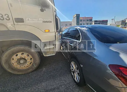 Photo 2 of 21: 2019 Mercedes-Benz E220d 4Matic, VIN WDDZF0FB8KA693434 — Korean insurance auction