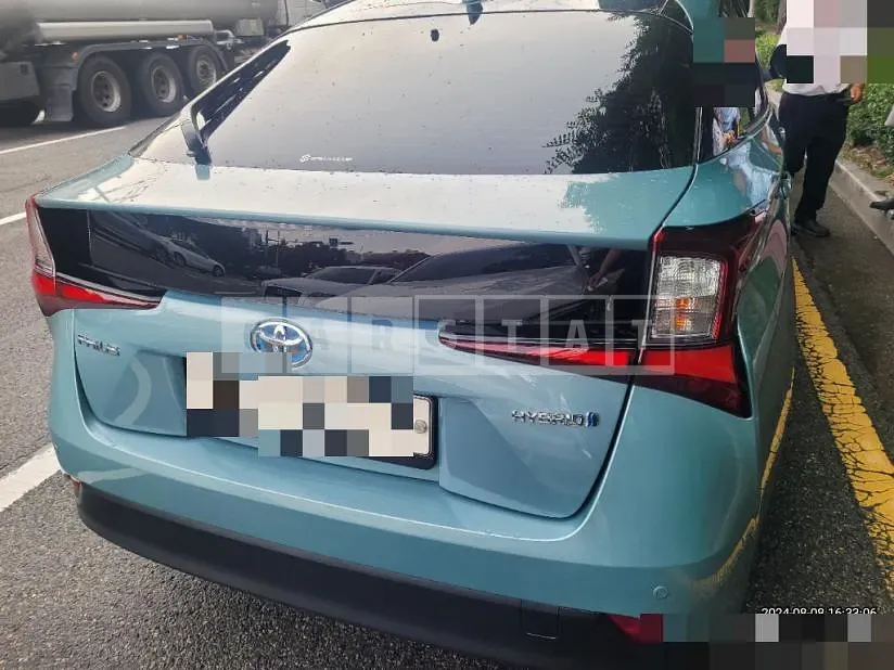 Photo 2 of 7: 2022 Toyota Prius 2WD — Korean insurance auction