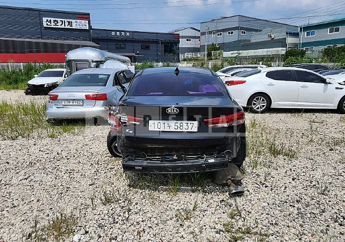 Photo 2 of 13: 2016 Kia K5, VIN KNAGX411BGA075723 — Korean insurance auction