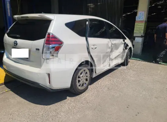 Photo 2 of 29: 2016 Toyota Prius V — Korean insurance auction
