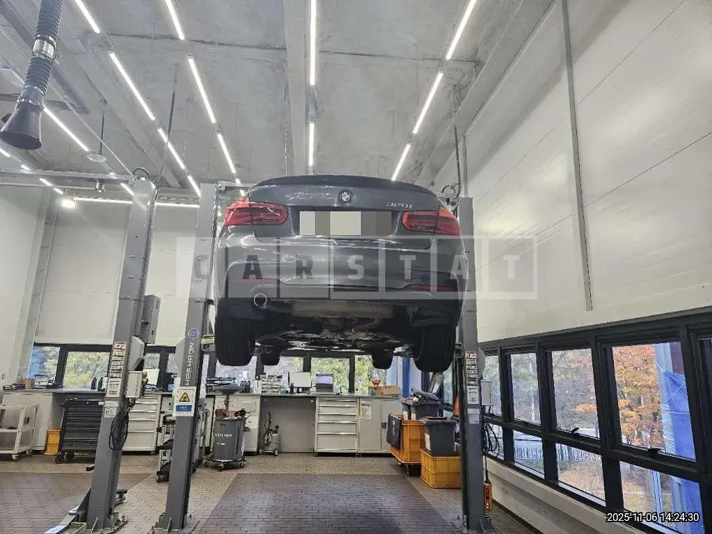 Photo 2 of 15: 2018 BMW 320i — Korean insurance auction