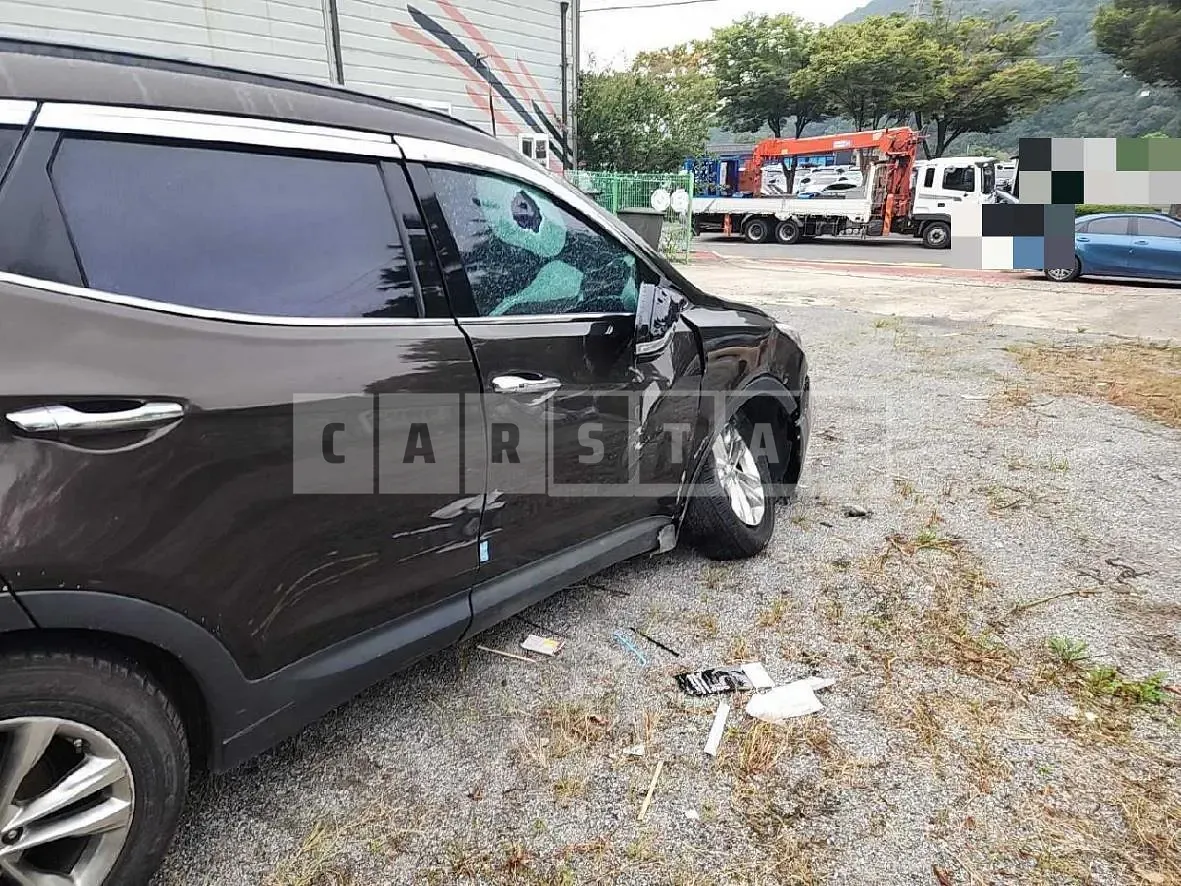 Photo 2 of 9: 2017 Hyundai Santa Fe DM, VIN KMHSW81UBHU754167 — Korean insurance auction