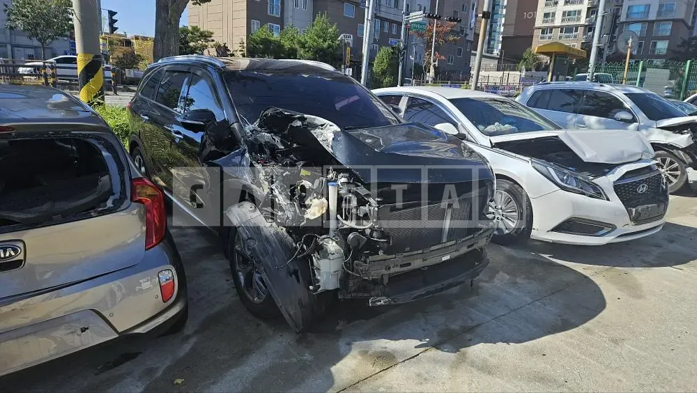 Photo 2 of 3: 2016 Kia Sorento /Sorrento, VIN KNAPS81ADGA238877 — Korean insurance auction