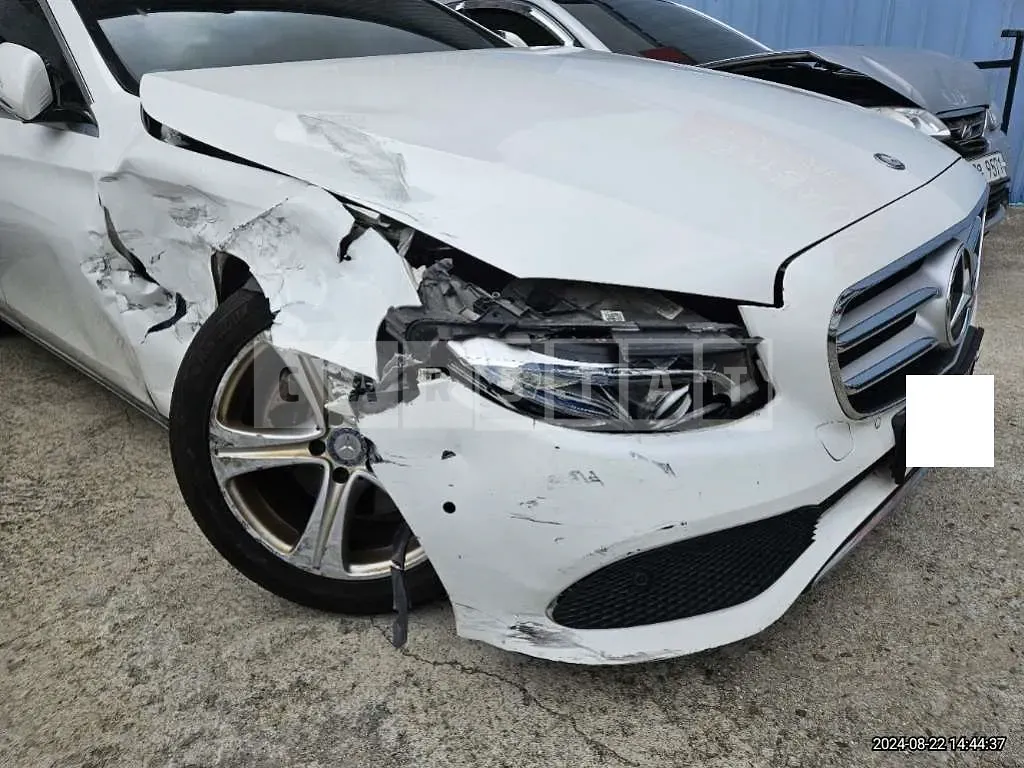 Photo 2 of 17: 2017 Mercedes-Benz E220d — Korean insurance auction