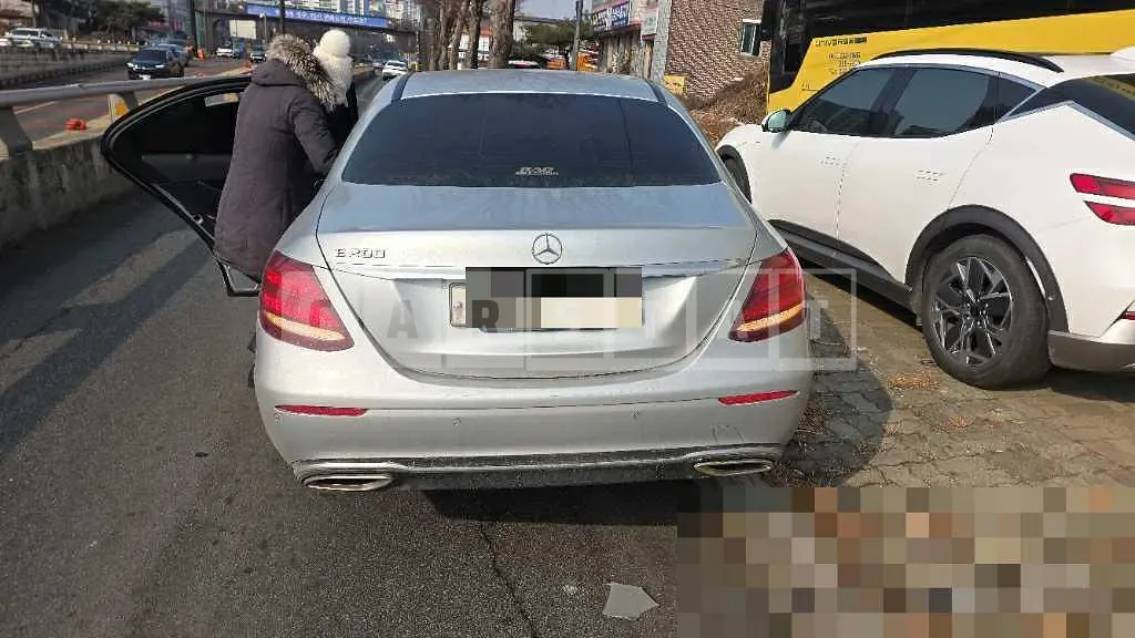 Photo 2 of 6: 2017 Mercedes-Benz E200 — Korean insurance auction