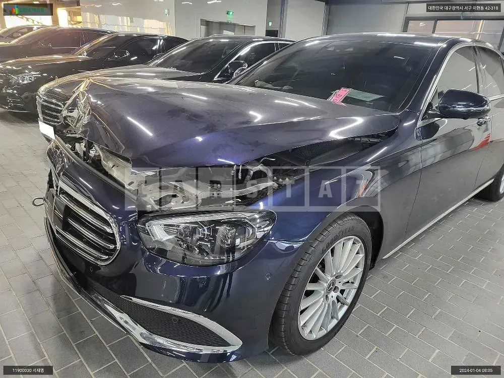 Photo 2 of 13: 2022 Mercedes-Benz E250, VIN W1KZF4FB0NB076650 — Korean insurance auction