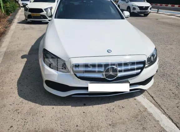 Photo 2 of 33: 2017 Mercedes-Benz E 300, VIN WDDZF4JB8HA162046 — Korean insurance auction