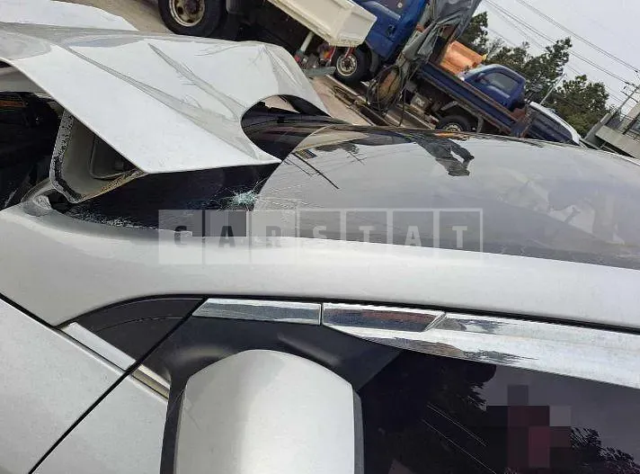Photo 2 of 13: 2018 Hyundai IONIQ Electric Car, VIN KMHC051HFJU025422 — Korean insurance auction