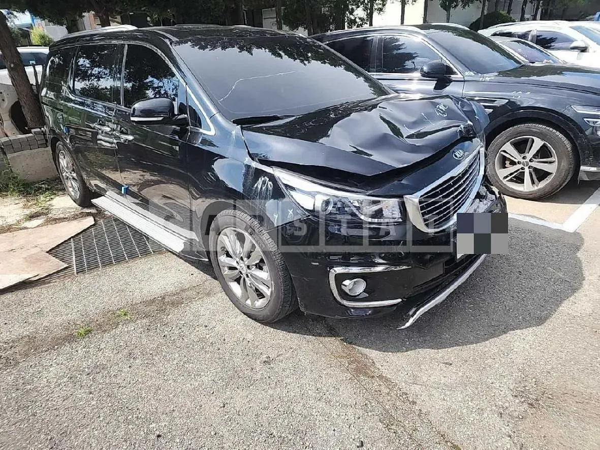 Photo 2 of 10: 2017 Kia Carnivals, VIN KNAMD81ABJS409251 — Korean insurance auction