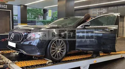 Photo 1 of 17: 2018 Mercedes-Benz E300 4Matic, VIN WDDZF4KB8JA461976 — Korean insurance auction