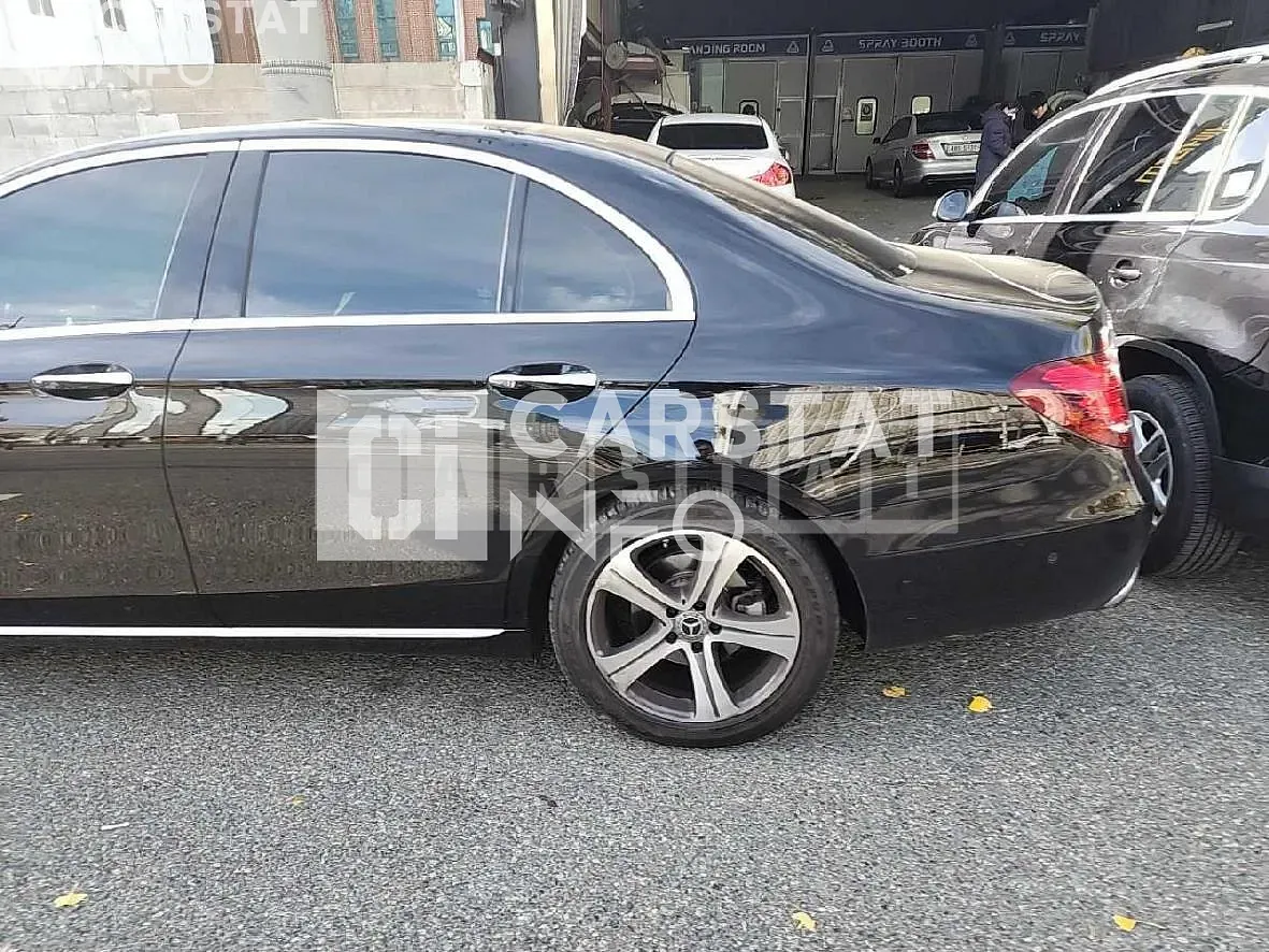 Photo 2 of 33: 2019 Mercedes-Benz E 300, VIN WDDZF4JB9KA656326 — Korean insurance auction