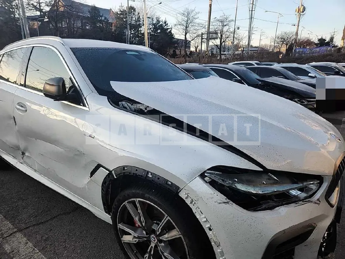 Photo 2 of 33: 2022 BMW X6 M50i, VIN WBACY8105P9M84995 — Korean insurance auction