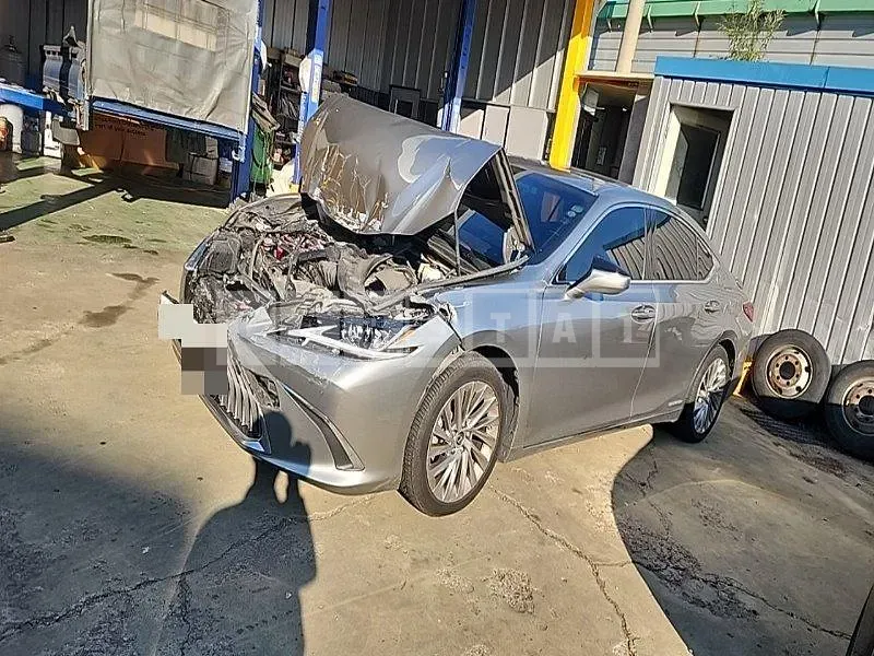 Photo 2 of 17: 2018 Lexus ES300h — Korean insurance auction